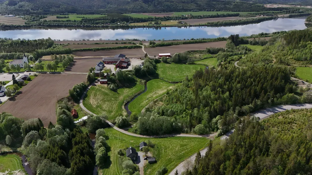 Elva, jordene og bygdekirka