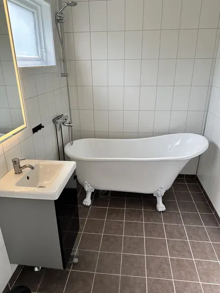 Bad med frittstående badekar