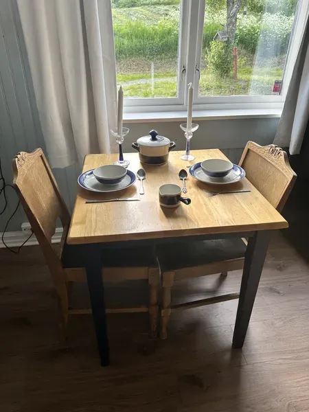 Dekket bord ved vinduet