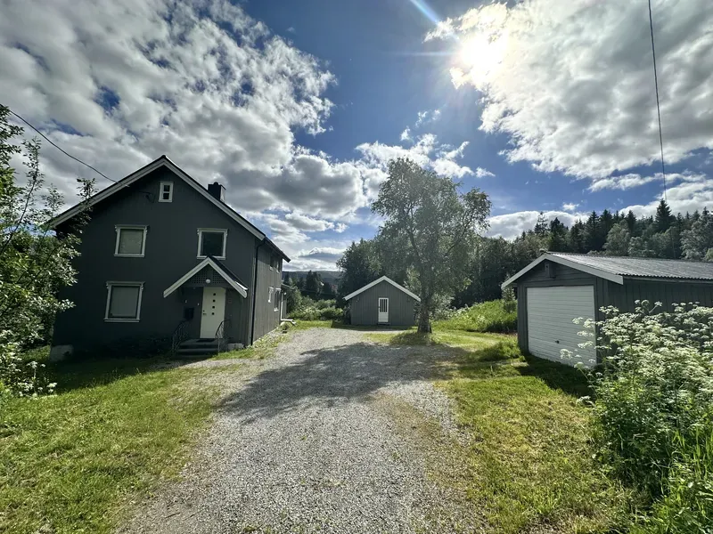 Eiendommen med uthus og innkjørsel